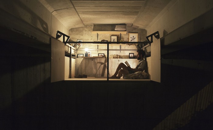 Nghệ sĩ người Tây Ban Nha dựng một studio ngay dưới chân cầu - nơi làm việc tiện nghi đến không ngờ
