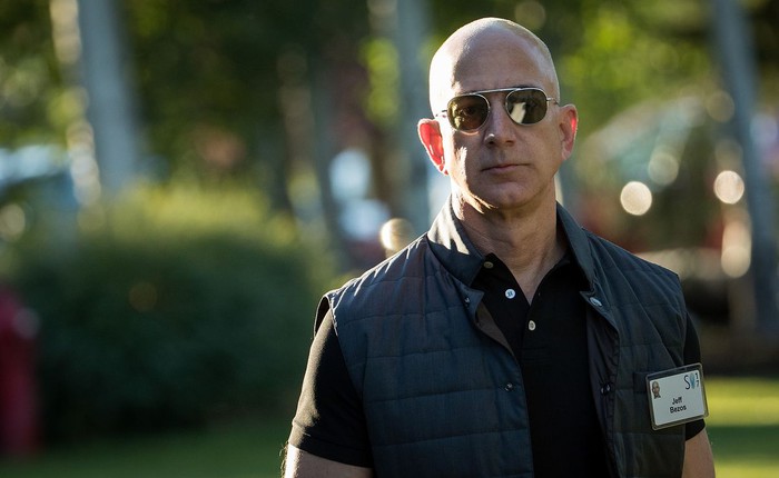 Quá nhanh! Tỷ phú Jeff Bezos vừa đánh mất ngôi vị người giàu nhất thế giới