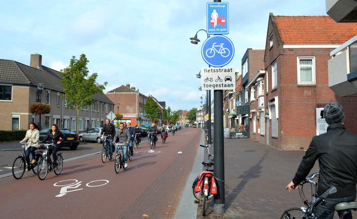 Hà Lan xây dựng làn đường dành cho xe đạp bằng... giấy vệ sinh đã qua sử dụng