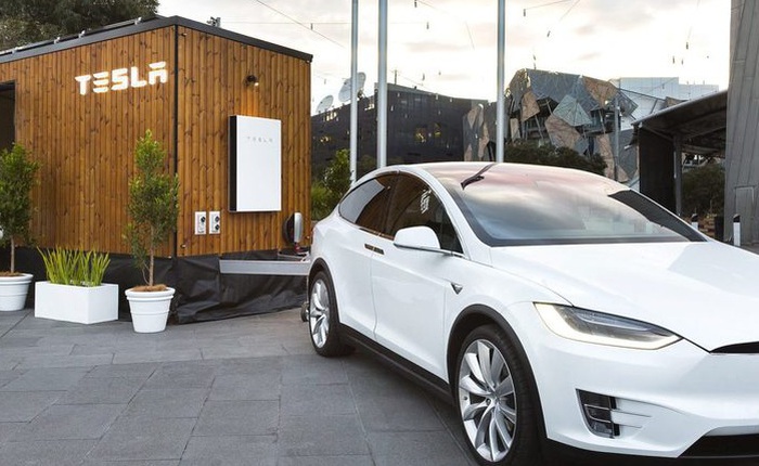 Tesla dùng Model X kéo một căn nhà đặc biệt đi khắp nước Úc để khoe các sản phẩm năng lượng mặt trời