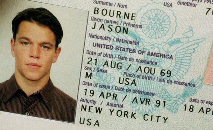 Sử dụng hộ chiếu của điệp viên Jason Bourne để lừa lại kẻ lừa đảo, anh chàng được dân mạng tung hô như người hùng