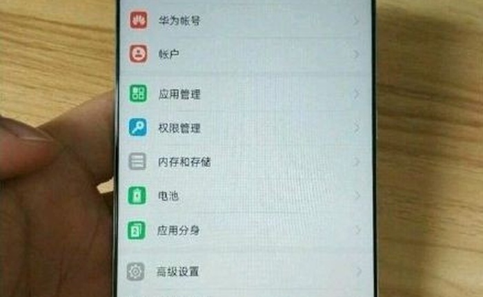 Huawei Mate 10 lộ ảnh thực tế viền màn hình siêu mỏng, không còn phím Home vật lý, poster Vô cực như Galaxy S8