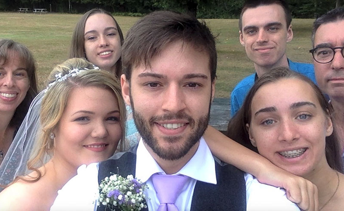 Anh chàng chụp ảnh selfie từ năm 12 tuổi, không hề cười chỉ đến khi cưới: Đàn ông sau bao cố gắng mới có thể yên tâm mỉm cười
