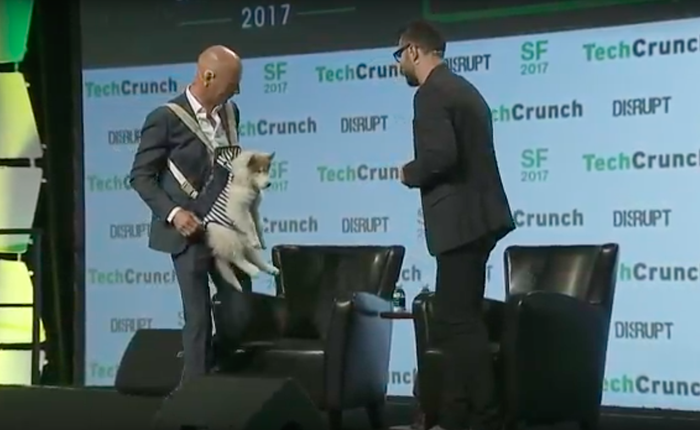 Cựu giám đốc của Google X bế cả cún cưng đi dự sự kiện theo cách không thể buồn cười hơn