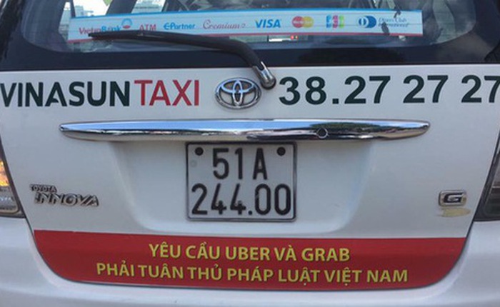 Bộ Công Thương đang xem xét việc dán khẩu hiệu phản đối Uber, Grab