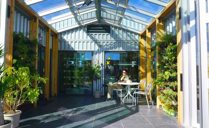 Sinh viên đại học xây căn nhà trị giá hơn 5,5 tỷ đồng, vận hành hoàn toàn bằng năng lượng mặt trời, có hẳn một khu vườn để trồng nông sản