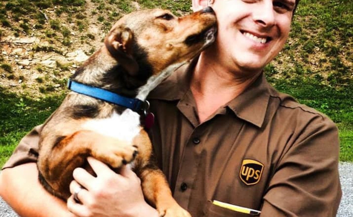 Vì quá yêu chó, anh tài xế UPS lập hẳn một trang Facebook chỉ để up ảnh những chú cún đã gặp khi đi làm