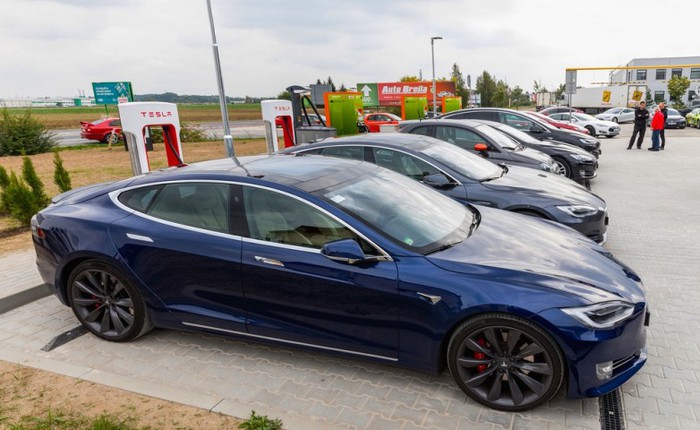 Tesla cấm không cho khách hàng sạc pin miễn phí tại trạm Supercharger, nếu như họ sử dụng xe để chạy Uber hoặc đào Bitcoin