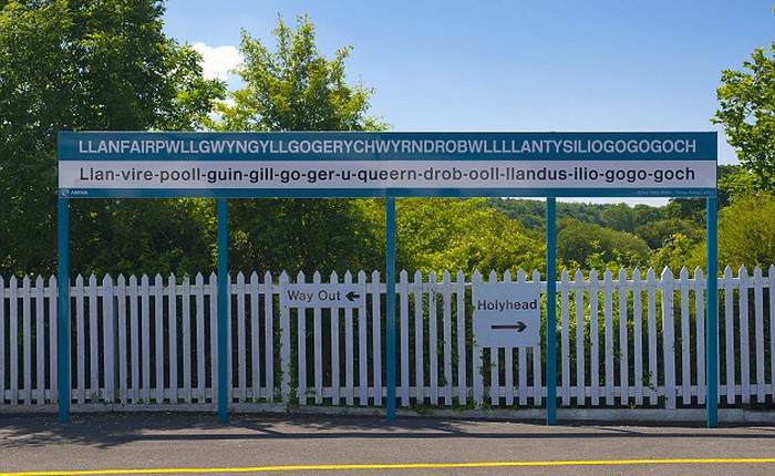 Xem trợ lý ảo Alexa phát âm tên thị trấn dài nhất Châu Âu: Llanfairpwllgwyngyllgogerychwyrndrobwllllantysiliogogogoch ra sao