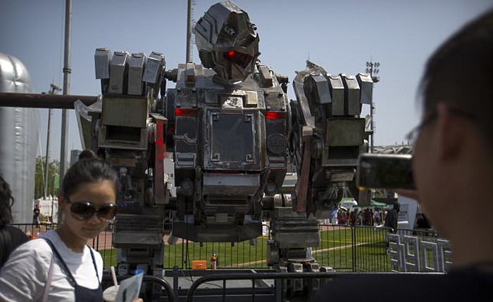 Robot Tôn Ngộ Không của Trung Quốc xin tham gia trận chiến giữa hai robot của Mỹ và Nhật Bản