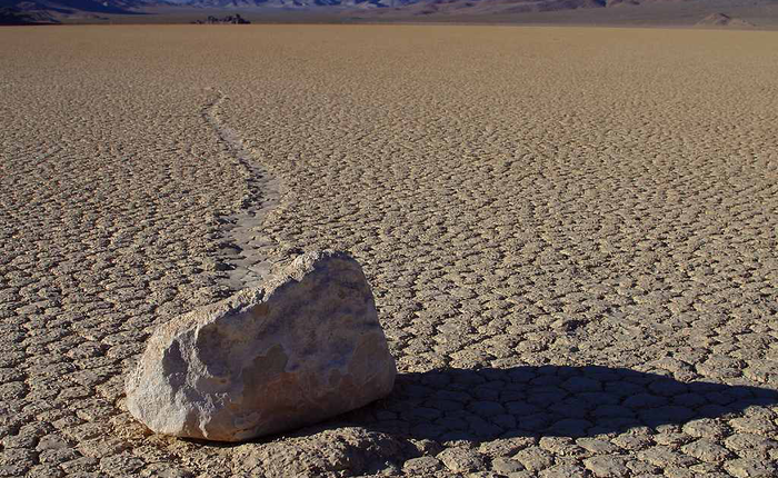 Hòn đá tự di chuyển dù không ai động vào khiến các nhà khoa học đau đầu suốt mấy thập kỷ