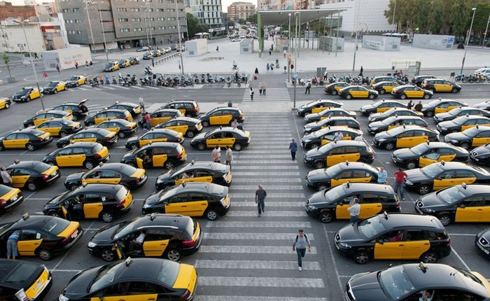 Giá giấy phép taxi tại Barcelona tăng 500% và cuộc chiến giữa taxi truyền thống với Uber