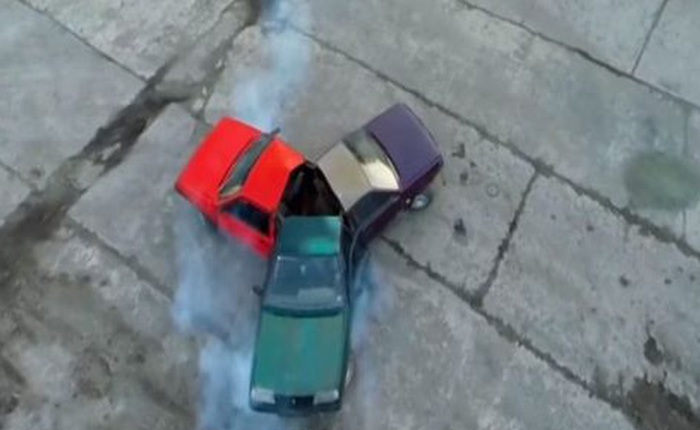 Fidget spinner của người Nga: Xẻ đôi 3 cái ô tô rồi ghép chúng lại với nhau, vẫn giữ lại động cơ để nổ máy