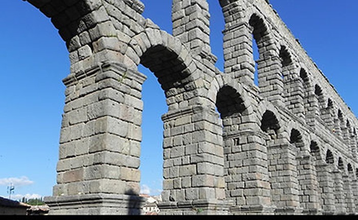 Tại sao bê tông La Mã từ 2.000 năm trước lại bền vững hơn cả bê tông của con người hiện đại?
