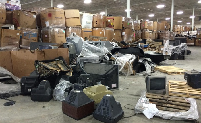 Cận cảnh "nghĩa địa TV" bao gồm 56.000 tấn TV cũ trong kho, công ty tái chế bị phạt 14 triệu USD để dọn chỗ này