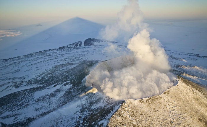 Phát hiện gần 100 ngọn núi lửa đang ngủ yên ngay bên dưới thềm băng lục địa Nam Cực