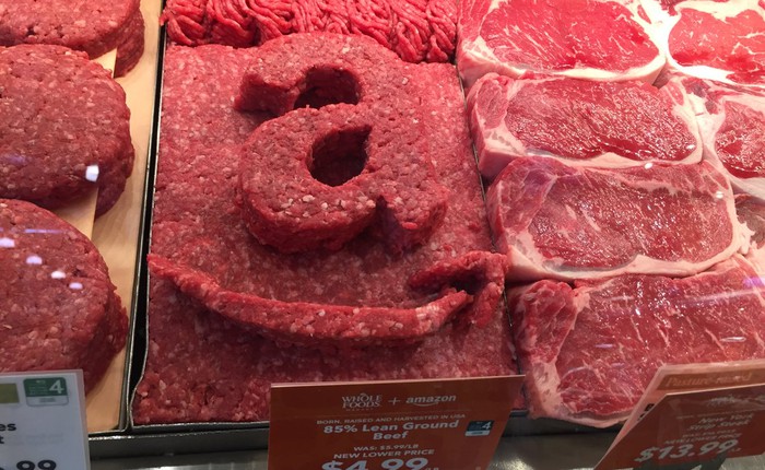Nhân viên Whole Foods chèn logo của Amazon lên thịt bò bán ngoài siêu thị sau thương vụ 13,7 tỷ USD