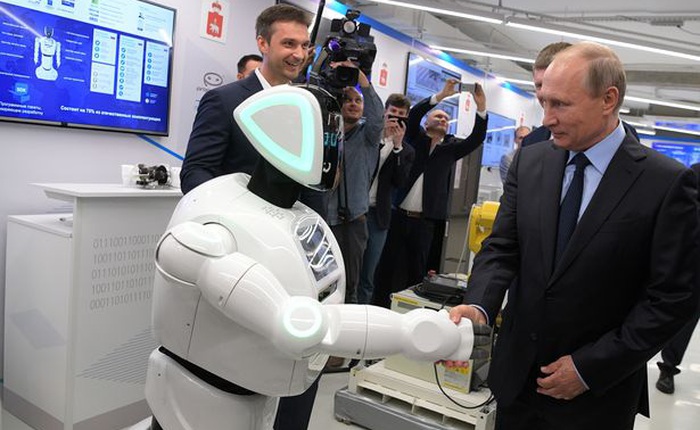 Chú Robot 2 lần chạy trốn khỏi phòng thí nghiệm được bắt tay với tổng thống Putin