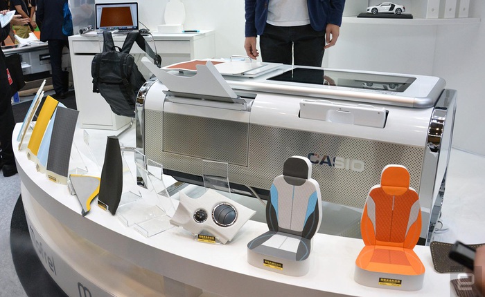 Máy in 2.5D của Casio có thể “làm nhái” chất liệu vải, da và những chất liệu khác