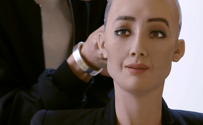 Cô robot Sophia liên tục vặn vẹo người hỏi, đá xoáy cả Elon Musk trong buổi phỏng vấn