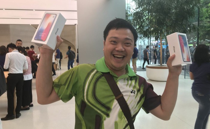 Dân buôn iPhone X, trong đó có cả Việt Nam, đứng bán máy ngay trước cửa Apple Store tại Singapore và hết hàng chỉ trong vài phút