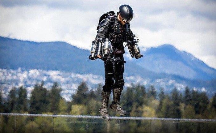 Iron Man ngoài đời thực lập kỷ lục Guinness "bộ giáp" bay nhanh nhất thế giới: hơn 50km/giờ dù lao xuống nước lúc cuối