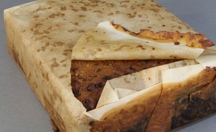 Một cái bánh hơn 100 tuổi vừa được khai quật, bề ngoài trông vẫn rất ngon lành