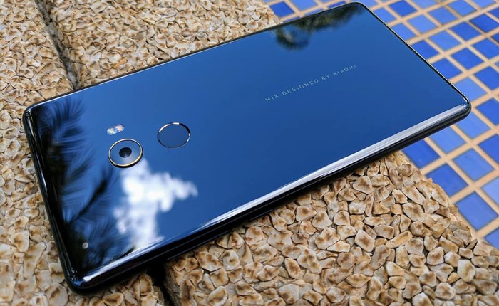 Ảnh thực tế Mi Mix 2: viền cạnh bên vẫn khá dày, chưa hẳn là "không viền" như quảng cáo