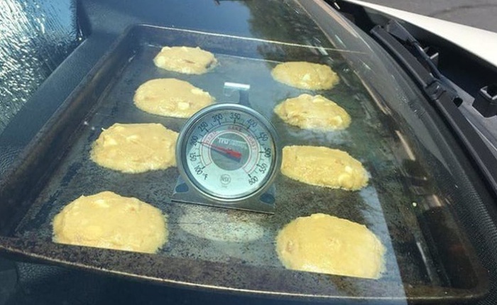 Mỹ: Đồ đạc ngoài trời tan chảy, nướng được bánh trong xe ô tô dưới cái nóng 49 độ
