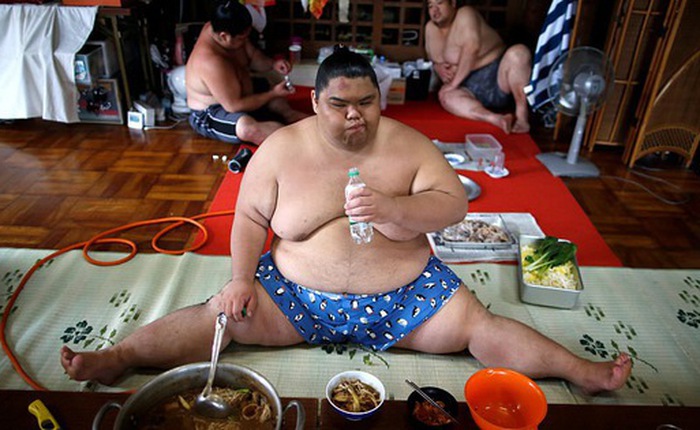 Vén màn cuộc sống của các đấu sĩ sumo tinh nhuệ tại Nhật Bản: Nạp 8.000 calo/ngày, phải thở bằng máy oxy khi ngủ