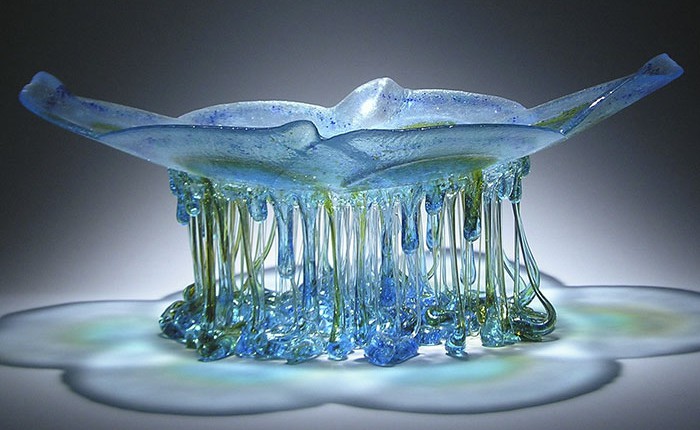 Cùng ngắm nhìn loại bàn được làm từ thủy tinh, có hình dạng con sứa, trông đẹp mắt đến kỳ lạ