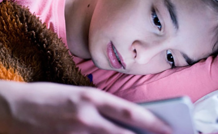 Mối liên hệ giữa việc dùng smartphone và chứng mất ngủ ở tuổi teen