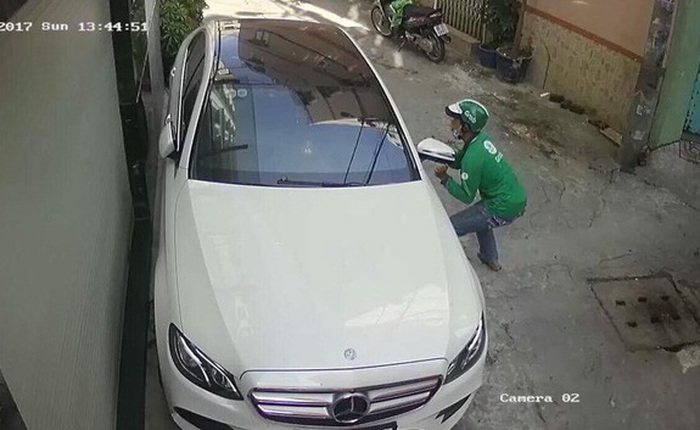 Thanh niên mặc áo GrabBike trộm gương xe Mercedes-Benz của người nổi tiếng giữa ban ngày