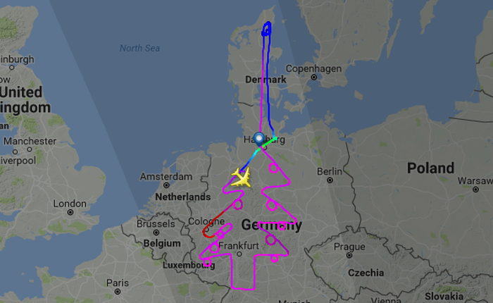 Airbus dành 5 tiếng để vẽ hình cây thông Noel trên bản đồ châu Âu bằng máy bay A380