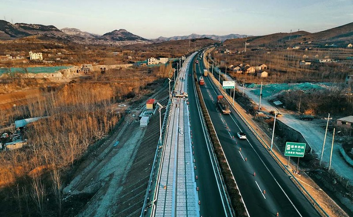 Trung Quốc đang xây dựng đường cao tốc năng lượng mặt trời đầu tiên trên thế giới