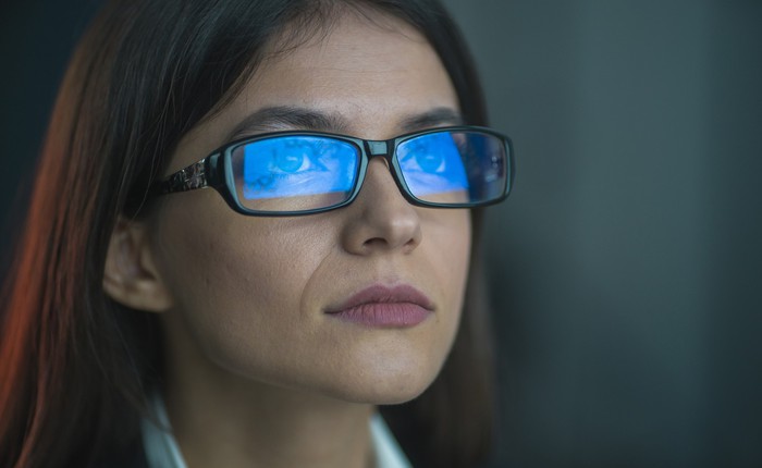 Cũng dùng cách "đánh thuốc độc AI" của BKAV, các nhà nghiên cứu này hack nhận dạng khuôn mặt bằng một cặp kính