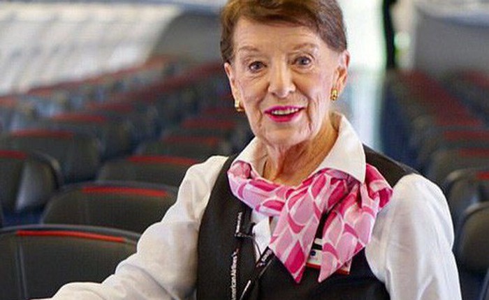 81 tuổi vẫn làm tiếp viên hàng không, cụ bà được mệnh danh "Nữ hoàng của bầu trời"