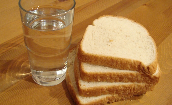 Chúng ta có thể sống sót không, nếu chỉ ăn bánh mì và uống nước lọc?
