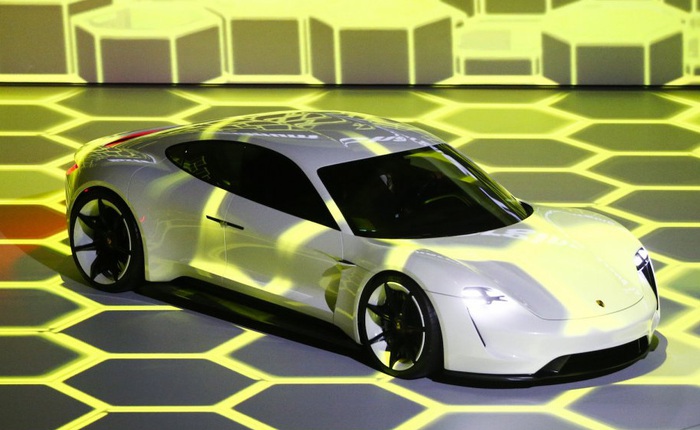 Tất tần tận mọi thứ về Mission E, mẫu xe siêu sang mà Porsche định dùng để đè bẹp Tesla