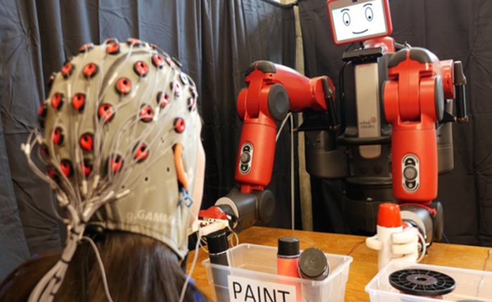 MIT nghiên cứu hệ thống giúp con người điều khiển robot bằng ý nghĩ