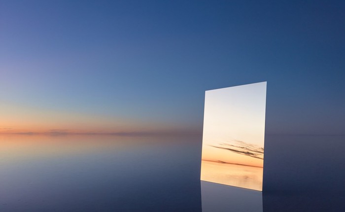 Đem tấm gương to ra hồ muối cạn để chụp ảnh, tác phẩm của nhiếp ảnh gia này khiến bạn phải há hốc mồm