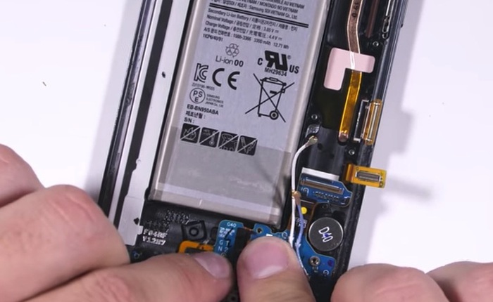 Vừa thoát iFixit, Galaxy Note 8 lại bị JerryRigEverything "đè ra mổ bụng"