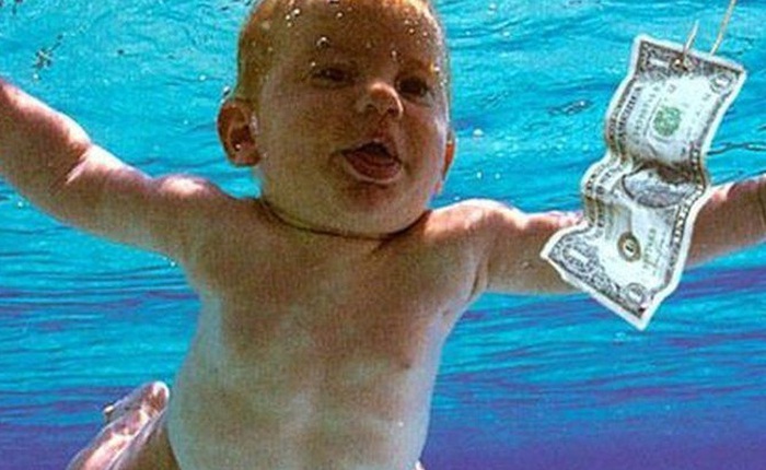 Tại sao các bé chỉ mới vài tháng tuổi đã có thể lặn được dưới nước?