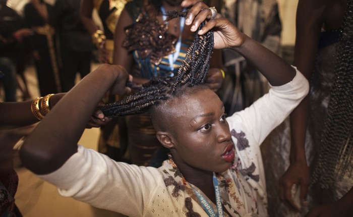 Bạn có biết vì sao phụ nữ châu Phi luôn có mái tóc xoăn tít kỳ lạ đến thế?