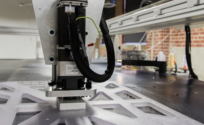 Tại nhà máy của adidas, con robot làm áo siêu nhanh này sẽ cướp đi hàng nghìn việc làm