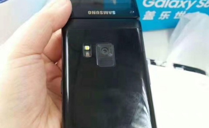 Lộ diện hình ảnh thực tế của Samsung W2018, điện thoại nắp gập mới của Samsung