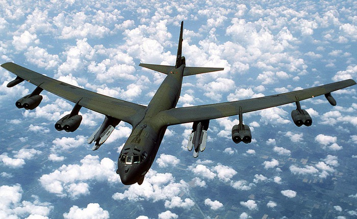 "Siêu pháo đài bay" B-52 hạ cánh an toàn sau khi rơi mất động cơ trong lúc đang bay