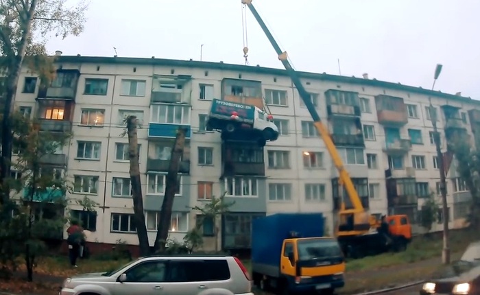 Đây có phải là hành động lãng mạn nhất 2017: Một anh chàng người Nga đã thuê hẳn cần cẩu nhấc chiếc xe tải 2 tấn lên tầng 4 khu chung cư chỉ để tặng hoa bạn gái