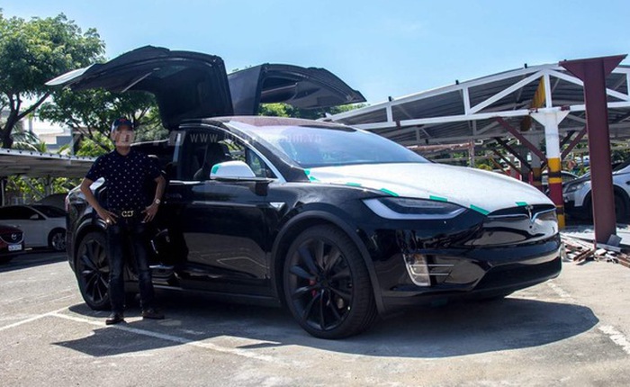 "Soi" SUV điện Tesla Model X P100D đầu tiên tại Việt Nam
