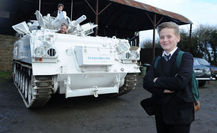 Đây là 2 cậu nhóc oai nhất hành tinh – hàng ngày được bố đưa đi học bằng xe tăng